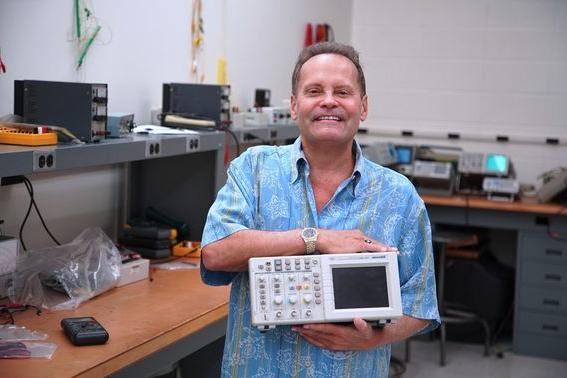 迈克尔·帕夫·普伦德加斯特, 1983届毕业生, 今年秋天，我回到了网上赌博网站十大排行波托马克州立学院，为工程系捐赠了一台泰克示波器.  示波器是一种实验室仪器，通常用于显示和分析信号的波形 