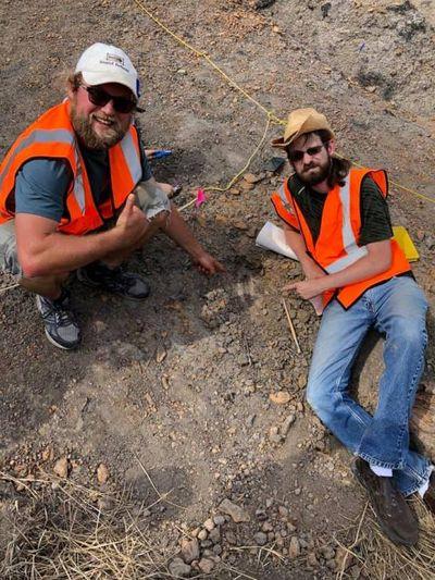 地质学/生物学讲师内森·范·弗朗肯参观劳雷尔的恐龙公园时，大吃一惊, MD. 公园的工作人员需要他的帮助来挖掘一块1.2亿年前的恐龙骨头，长度超过一英尺. 这个发现对恐龙来说是一个巨大的胜利